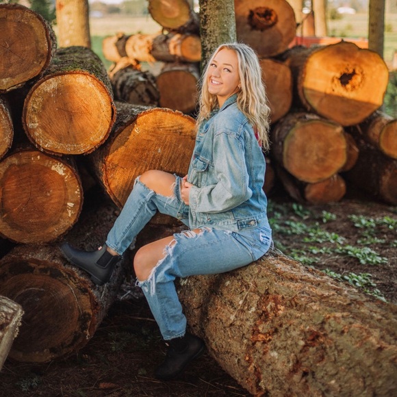 Meet your posher, Paige!✨ - Picture 1 of 5